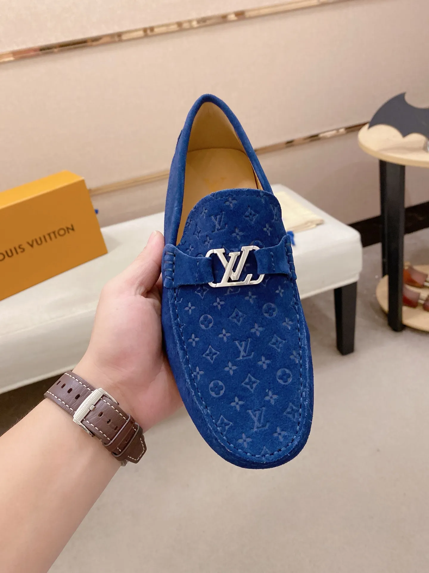 Factory price: 500💰High-end quality! LV 🆕🆕Exclusive hot-selling products in stock🔥🔥New products on the shelves, high-quality Ferragamo men's pea shoes, high-end casual driving shoes, with complete packaging! 💪 💪 Material: Imported suede cowhide 🐂 + Imported high-quality buffalo leather lining + wear-resistant outsole 👍🏻👍🏻 Features: High-end and comfortable, purely handmade 🚀 🚀 Create the perfect shoes that suit you best 🔥 🔥 Size: (38-44) 45 standard size can be customized!